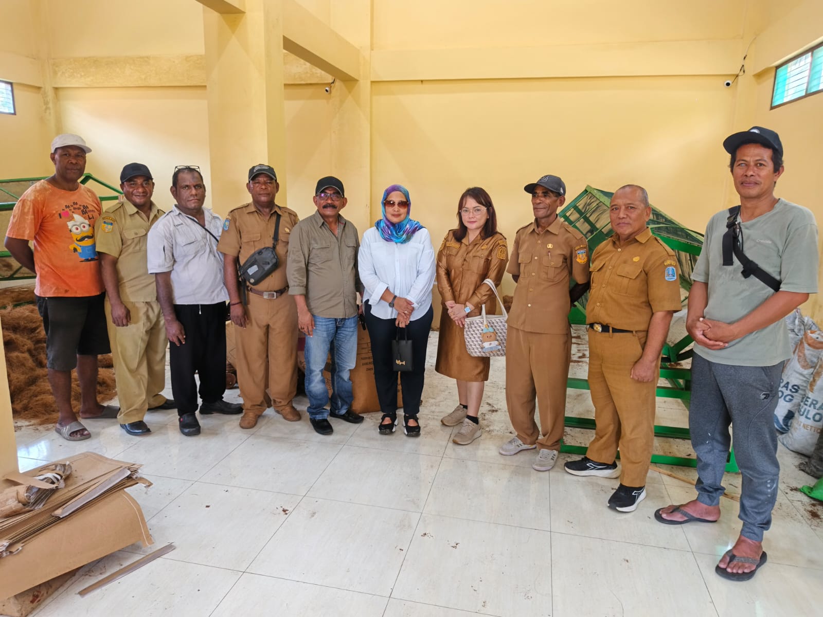 KUNJUNGAN KEPALA PANTI BINA NETRA KE SENTRA KERAJINAN SABUT KELAPA DISPERINDAG KABUPATEN BIAK NUMFOR